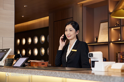 酒店前臺的“隱形守護者” 高效接聽電話中的管理智慧
